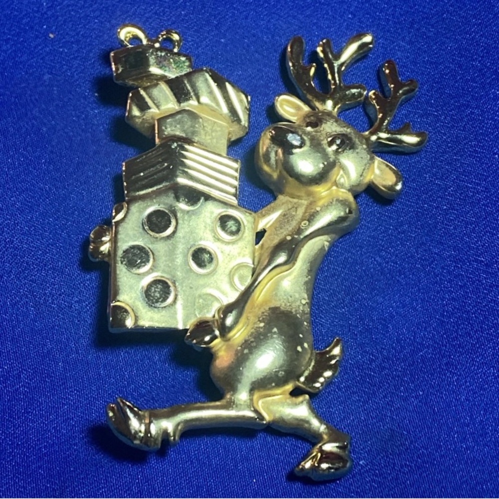 VINTAGE Gold Tone Reindeer Christmas Brooch Carrying Gift Holiday Pin 2.5”